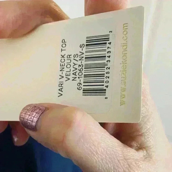 *NWT* Suzie Kondi The Vari V-Neck Velour Top - Picture 10 of 10